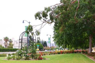 Beverly Hills, California - 12 Mayıs 2019: Santa Monica Bulvarı 'ndaki Beverly Gardens Parkı manzarası