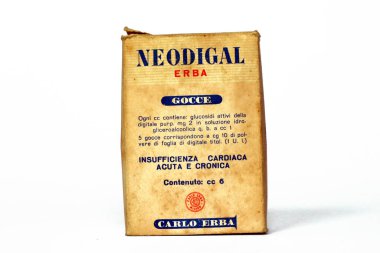 Milan, İtalya 3 Mart 2022: 1950 model NEODIGAL ERBA, Kalp yetmezliği tedavisi için Digitalis purpurea Purple Foxglove ilacını bıraktı. CARLO ERBA Milan (İtalya)