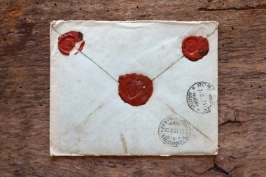 Roma, İtalya - 15 Mart 2022: 1800 'lerin orijinal ahşap arka planında Eski Zarf ve Mektup