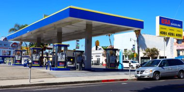 Los Angeles, California - 6 Ekim 2019: N Broadway, Los Angeles ABD Benzin İstasyonu. U Save Automatic (ABD), ABD 'de faaliyet gösteren bir petrol şirketidir.