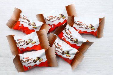 Pescara, İtalya 18 Temmuz 2019 Kinder Bueno mini çikolatası. Kinder, Ferrero tarafından İtalya 'da üretilen bir üründür.