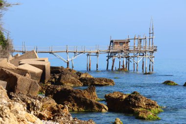 Trabocchi kıyısında, Trabocco Marina di San Vito Chietino 'da. Trabocco, İtalya 'nın Abruzzo kentinin Adriyatik Denizi kıyısında bulunan geleneksel ahşap balıkçı evidir.