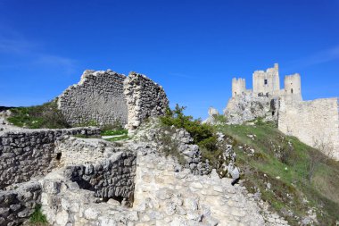 Rocca Calascio Kalesi dağın tepesindeki bir kaledir.