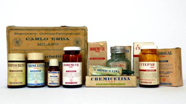 Milan, İtalya 3 Mart 2022: Eski Vintage 1920-1960 'ların CARLO ERBA İlaçları. Carlo Erba, Milan (İtalya)