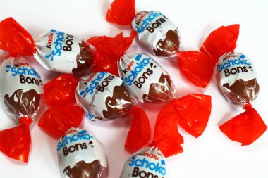 Pescara, İtalya 18 Temmuz 2019 Kinder Schoko-Bons Çikolatası. Kinder, Ferrero tarafından İtalya 'da üretilen bir üründür.