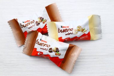 Pescara, İtalya 18 Temmuz 2019 Kinder Bueno mini çikolatası. Kinder, Ferrero tarafından İtalya 'da üretilen bir üründür.