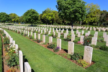 Sangro Nehri Savaş Mezarlığı, Chieti ilinin Torino di Sangro ilçesindeki Contrada Sentinelle 'de yer alır.