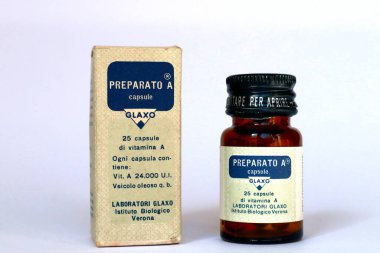 Roma, İtalya 26 Şubat 2022: Antika 1966 PrePARATO A GLAXO Kapsülü Hastalık ve enfeksiyona karşı korunmak için A vitamini. Laboratuarlar GLAXO Verona (İtalya)