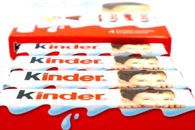 Pescara, İtalya 11 Ağustos 2019: Kinder Çikolata Çubukları. Kinder, Ferrero tarafından İtalya 'da üretilen bir üründür.