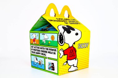 Los Angeles, Kaliforniya 2 Aralık 2019 McDonald 's Happy Meal karton kutusunda SNOOPY a Peanuts Characters. McDonald 's bir fast food restoran zinciri.