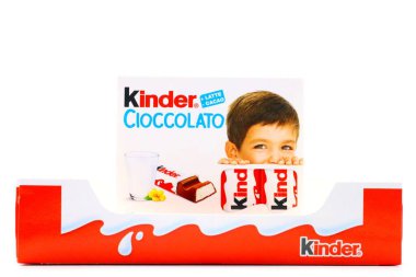 Pescara, İtalya 11 Ağustos 2019: Kinder Çikolata Çubukları. Kinder, Ferrero tarafından İtalya 'da üretilen bir üründür.