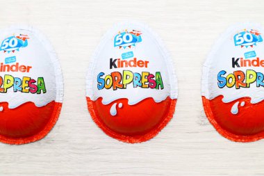 Alba, İtalya 11 Mart 2021: Kinder Sürpriz Çikolata Yumurtaları. Kinder Surprise, Ferrero tarafından İtalya 'da üretilen bir üründür.