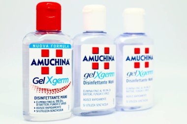 Pescara, İtalya 28 Şubat 2020: Virüs, mantar ve bakterileri azaltmak için AMUCHINA gel XGERM El Dezenfektanı. AMUCHINA, ACRAF ANGELINI Pharma 'nın İtalyan markasıdır.