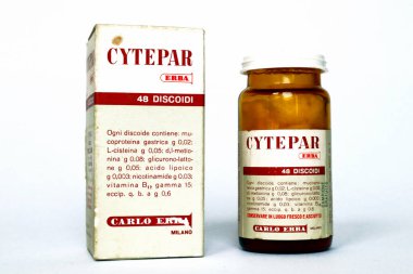 Milan, İtalya 3 Mart 2022: Antika 1962 CYTEPAR ERBA, Gastrik mucoprotein, Nicotinamide, Methionine, B12 vitamini siroz, hepatit tedavisi için. CARLO ERBA Milan