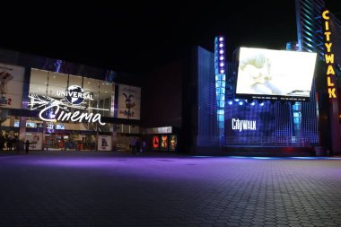 Universal City, Los Angeles, California - 12 Mayıs 2019: UNIVERSAL STÜDIOS CITYWALK eğlence ve perakende bölgeleri Gece