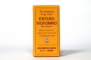 Milan, İtalya 3 Mart 2022: 1950 'lerin EnTERO-VIOFORMIO CIBA' sı, dizanteri ve ishal tedavisinde kullanılan Vioform ve Sapamine ile ilaç. CIBA Milan (İtalya)