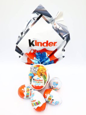 Pescara, İtalya 5 Mart 2019 Kinder Sürpriz Çikolatalı Yumurtalar. Kinder Surprise, Ferrero tarafından İtalya 'da üretilen bir üründür.