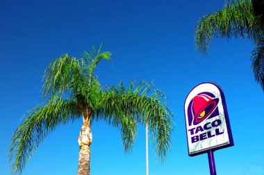 Los Angeles, Kaliforniya 10 Ekim 2019 TACO Fast food restoranı. Taco Bell, Meksika 'da taco, burrito, quesadilla ve nachos içeren değişik yemekler sunar.