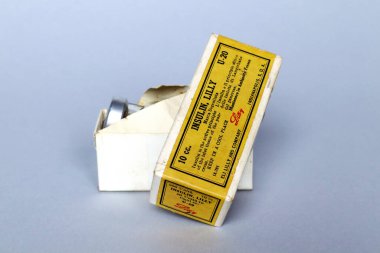 Roma, İtalya 13 Kasım 2021: 1930 'ların vintage Lilly U-20, 10 cc, 200 birim. Eli Lilly Şirketi, Indianapolis - ABD