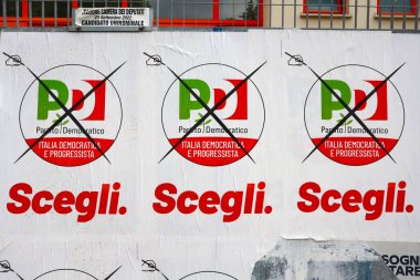 Pescara, İtalya Eylül 2022: İtalya 'da 25 Eylül 2022 genel seçimleri için Siyasi Partilerin duvar posterleri