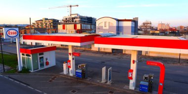 Pescara, İtalya 16 Mart 2022 ESSO Benzin İstasyonu. ESSO bir ExxonMobil markasıdır.