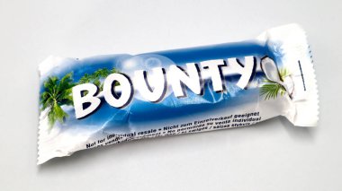 Roma, İtalya 9 Kasım 2021: Beyaz arkaplanda tecrit edilmiş çikolata