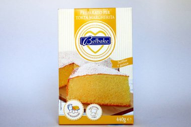 Roma, İtalya 15 Haziran 2022: Belbake, Lidl Süpermarket zinciri tarafından satılan Margherita Keki süngeri için hazırlandı