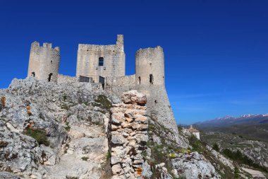 Rocca Calascio Kalesi dağın tepesindeki bir kaledir.