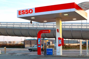 Pescara, İtalya 16 Mart 2022 ESSO Benzin İstasyonu. ESSO bir ExxonMobil markasıdır.
