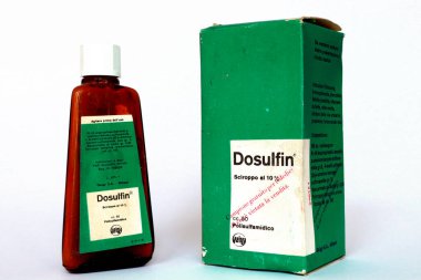 Roma, İtalya 19 Şubat 2022: Antika 1961 DOSULFIN Syrup GEIGY sülfamid tıbbı pnömoninin tedavisi için. GEIGY S.A. Milan (İtalya)