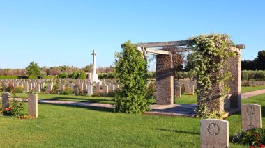 Sangro Nehri Savaş Mezarlığı, Chieti ilinin Torino di Sangro ilçesindeki Contrada Sentinelle 'de yer alır.