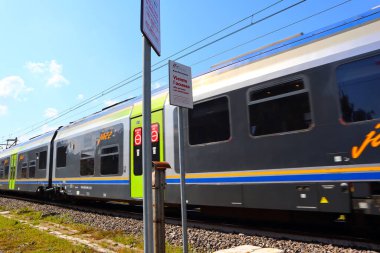 Pescara, İtalya 18 Nisan 2022: Trenitalia, İtalya 'dan Şehirler Arası İtalyan Treni