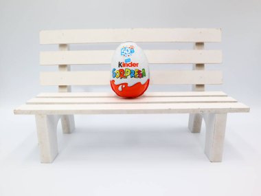 Pescara, İtalya 27 Şubat 2019: Kinder Sürpriz Çikolatalı Yumurtalar. Kinder Surprise, Ferrero tarafından İtalya 'da üretilen bir üründür.