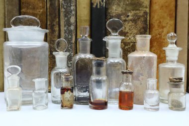 Antika eczane, eski ilaçlar, şişeler.