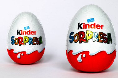 Pescara, İtalya 27 Şubat 2019: Kinder Sürpriz Çikolatalı Yumurtalar. Kinder Surprise, Ferrero tarafından İtalya 'da üretilen bir üründür.