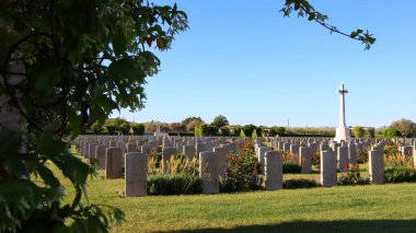 Sangro Nehri Savaş Mezarlığı, Chieti ilinin Torino di Sangro ilçesindeki Contrada Sentinelle 'de yer alır.