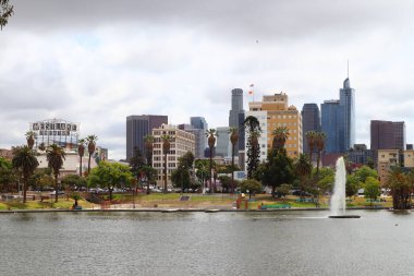 Los Angeles, California - 16 Mayıs 2019: Los Angeles 'ın Westlake mahallesindeki MacArthur Park manzarası