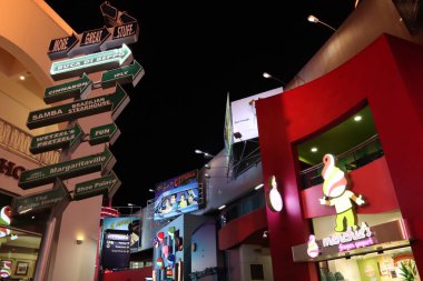 Universal City, Los Angeles, California - 12 Mayıs 2019: UNIVERSAL STÜDIOS CITYWALK eğlence ve perakende bölgeleri Gece