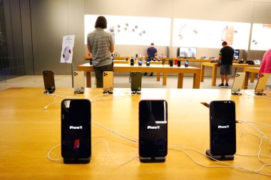 Los Angeles, Kaliforniya - 10 Ekim 2019: Los Angeles 'taki Apple Store' da yeni iPhone 11