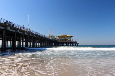 Santa Monica, California - 4 Ekim 2019: Sahilden Santa Monica İskelesi manzarası