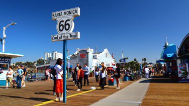 Santa Monica, Kaliforniya - 4 Ekim 2019: Santa Monica Rıhtımı 'ndaki 66. Yol tabelasının fotoğraflarını çeken turistler