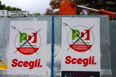 Pescara, İtalya Eylül 2022: İtalya 'da 25 Eylül 2022 genel seçimleri için Siyasi Partilerin duvar posterleri