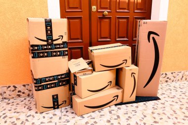 Amazon paketleri, kutular kapıya teslim edilecek.