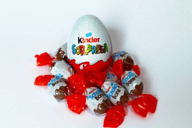 Pescara, İtalya 18 Temmuz 2019 Kinder Schoko-Bons Çikolatası. Kinder, Ferrero tarafından İtalya 'da üretilen bir üründür.