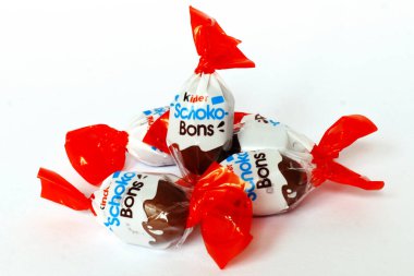 Pescara, İtalya 18 Temmuz 2019 Kinder Schoko-Bons Çikolatası. Kinder, Ferrero tarafından İtalya 'da üretilen bir üründür.
