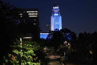 Los Angeles, Kaliforniya - 14 Mayıs 2019: Los Angeles Şehir Merkezi 'ndeki Grand Park' tan Belediye Binası 'nın gece manzarası