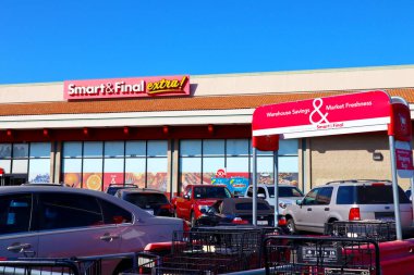 Los Angeles, Kaliforniya 3 Ekim 2019: SMART & FINAL Extra! Los Angeles 'ta bulunan depo gıda ve malzeme deposu