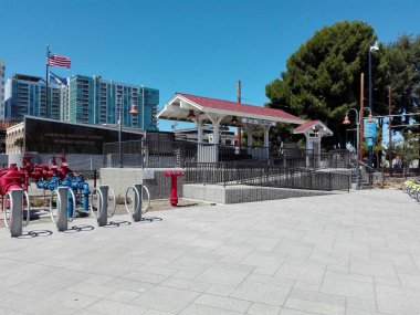 LOS ANGELES, California - 15 Eylül 2018: SAN PEDRO 6. St. Los Angeles Limanı Silver Line Metro İstasyonu yapım aşamasında