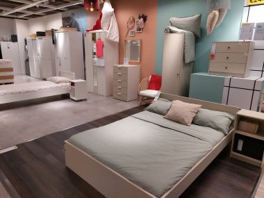 San Giovanni Teatino, İtalya 26 Nisan 2022: İtalya 'daki IKEA mağazasının iç görünümü. Ikea dünyanın en büyük mobilya perakendecisi ve mobilya montajı için hazır satıyor. İnsan Yok