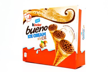 Pescara, İtalya 7 Mayıs 2020 Kinder Bueno Dondurması. Kinder, Ferrero 'nun bir gıda ürünüdür. Kinder Dondurması, Ferrero ve Unilever arasındaki bir işbirliğidir.